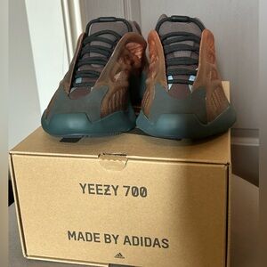 Yeezy 700 Copper Fade-NEW